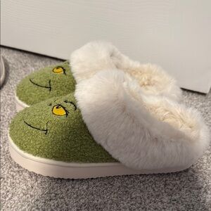 American Eagle Outfitters Green and White Plush Slippers